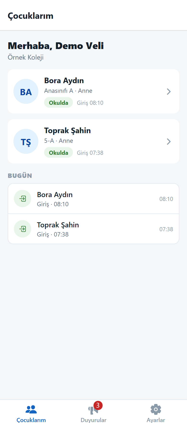 Veli uygulamasının Çocuklarım ekranı: iki çocuk, sınıfları, Okulda rozeti ve giriş saatleri; altında bugünkü hareketler.
